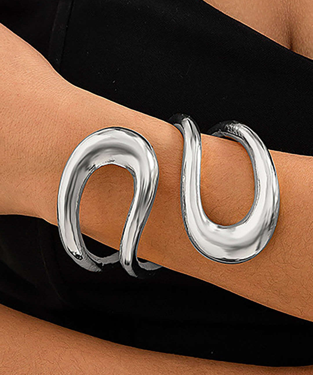Asymmetrisches Schnittarmband