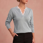 Erika V-Ausschnitt Pullover mit Spitzenbesatz – Hellgrau – 4