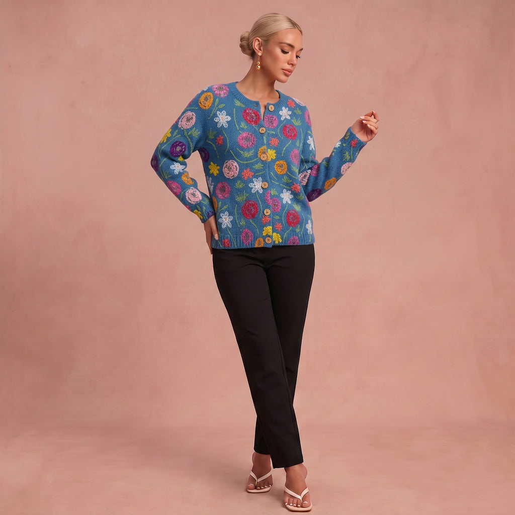 Monika | Cardigan mit Knöpfen – Blau mit Blumen – 1