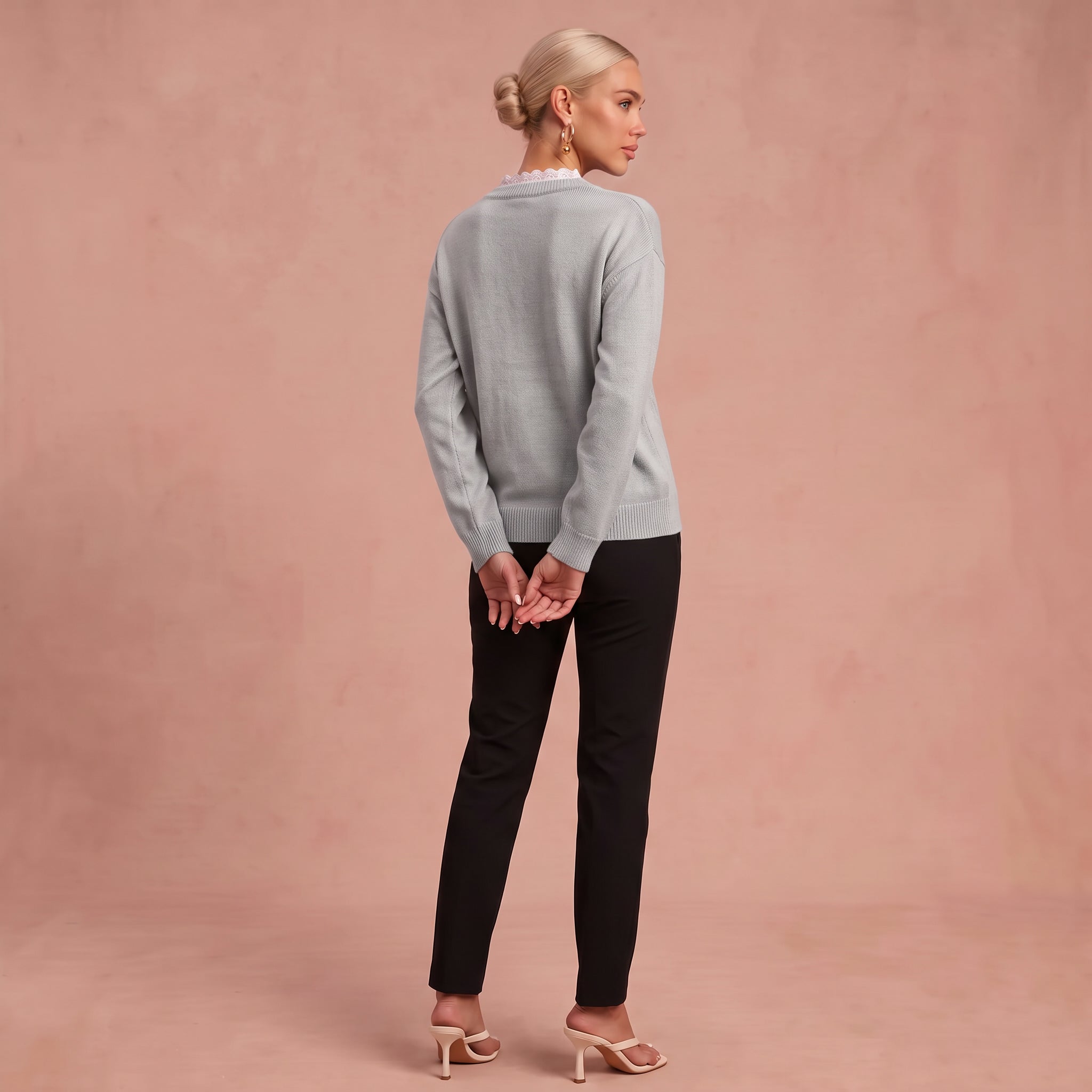 Erika V-Ausschnitt Pullover mit Spitzenbesatz – Hellgrau – 3