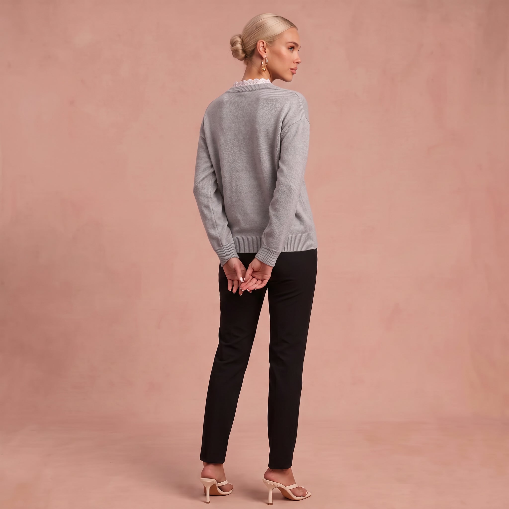 Erika V-Ausschnitt Pullover mit Spitzenbesatz – Grau – 3
