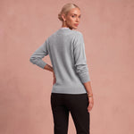 Erika V-Ausschnitt Pullover mit Spitzenbesatz – Hellgrau – 2