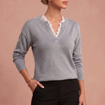 Erika V-Ausschnitt Pullover mit Spitzenbesatz – Grau – 4